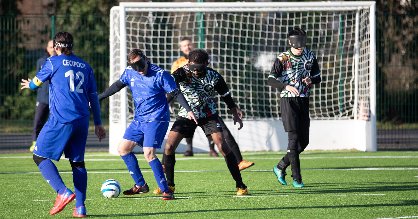 Joueurs de cécifoot disputant une partie sur le nouveau terrain de Rezé