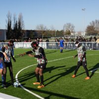 Joueurs de cécifoot disputant une partie