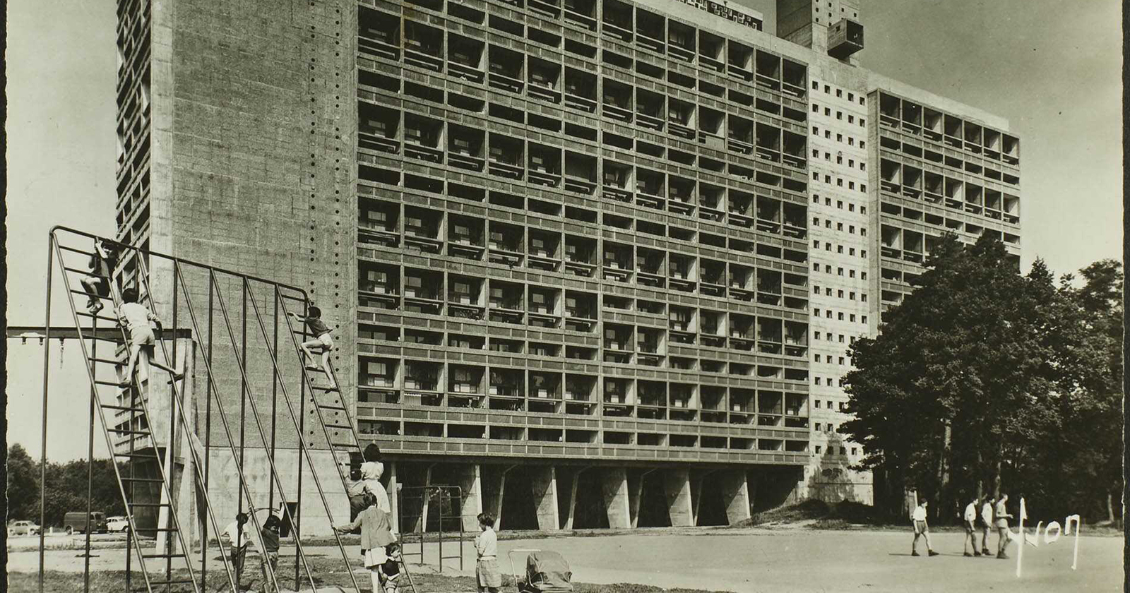 Scène de vie devant la Maison radieuse, entre 1955 et 1960 @ archives municipales