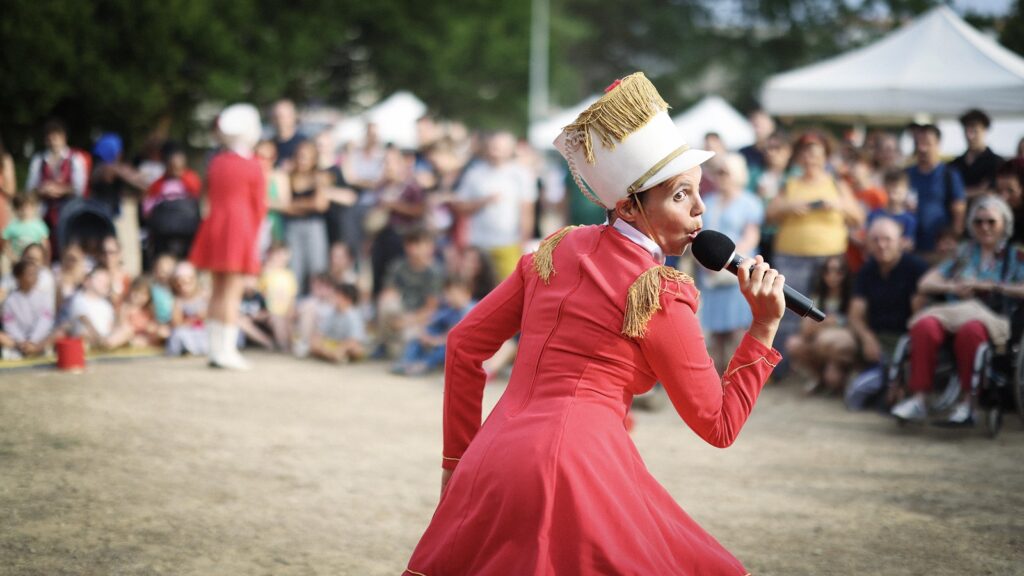 Gros plan sur une des Mijorettes, en arrière plan la foule
