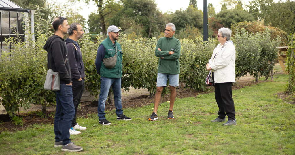 Cinq personnes adultes discutant dans le Jardiversité