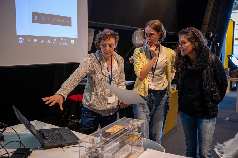 Trois femmes discutant devant l'embosseuse