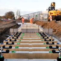 Rails de tram en cours d'installation par des professionnels, au niveau du centre commercial Atout-Sud