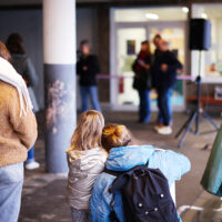 Des familles en train d'écouter les discours lors de l'inauguration de l'école Château-Sud.