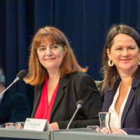 Agnès Bourgeais, maire de Rezé, aux côtés de Johanna Rolland, maire de Nantes, lors du conseil métropolitain d’installation le 3 avril 2026.
