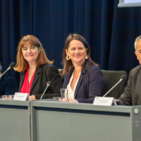 Agnès Bourgeais, maire de Rezé, aux côtés de Johanna Rolland, maire de Nantes, et Bertand Affilé, maire de Saint-Herblain, lors du conseil métropolitain d’installation le 3 avril 2026.