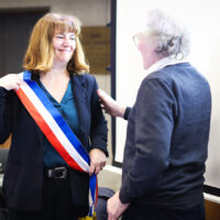 Emile Robert, doyen du conseil municipal, a remis l’écharpe tricolore à la maire réélue, Agnès Bourgeais.